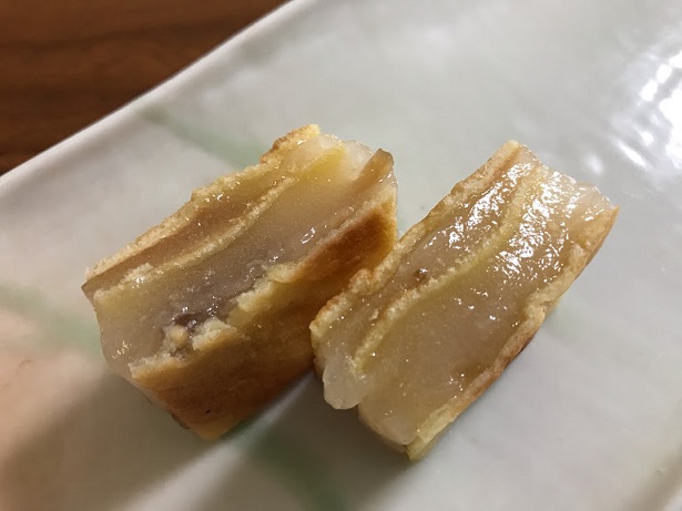 羽二重餅はとろりとしたやわらかさがある