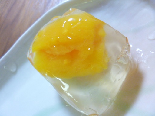 枇杷が丸ごと1個入ったゼリーです