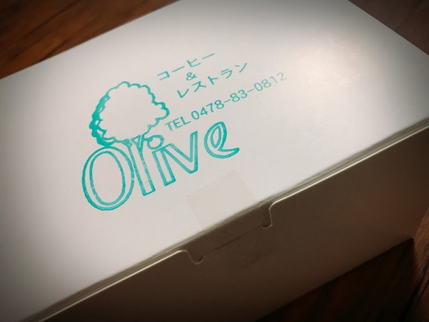 オリーブと書かれたケーキの箱
